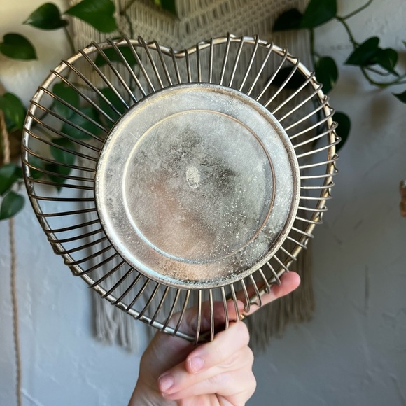 Vintage Mid Century Modern Brass Heart Basket Wire Fruit Bowl, Hollywood Regency - Picture 6 of 9